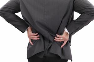 Munkahelyi hátfájás: vegyük elejét a kínoknak és sérüléseknek