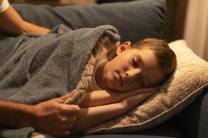 A szülők segíthetnek az alváshiányban szenvedő gyerekeiknek