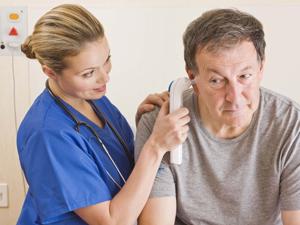 Időskori elbutuláshoz is vezethet a halláskárosodás