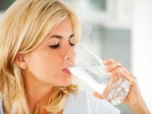 Víz: Mennyit igyunk naponta?