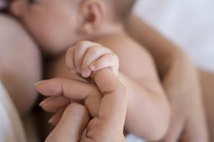 Az érintés jót tesz a baba agyi fejlődésének