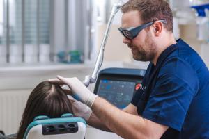 Amikor a szem jelez – meglepő tünetek utalhatnak pajzsmirigybetegségre